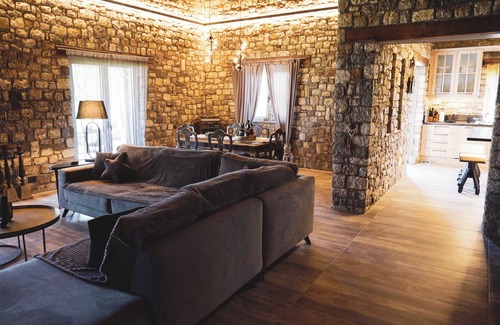 Aigio House | PIETRA VILLA, all inclusive. 6om from the sea, garden and private parking.