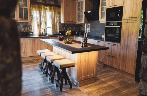 Aigio House | PIETRA VILLA, all inclusive. 6om from the sea, garden and private parking.