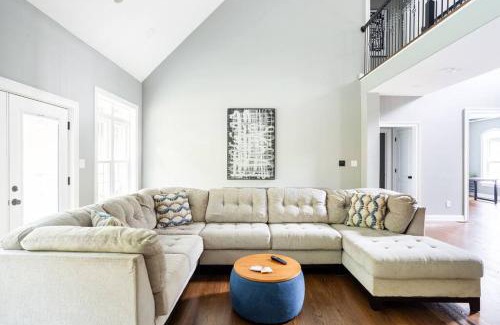 Pike Creek House | Pike Creek Palace 6 Bedrooms with 5 King beds Villa in Wilmington's Chateau Country