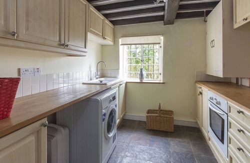 Bourton-on-the-Hill Cottage | Pilgrim Cottage - sleeps 8 guests in 4 bedrooms
