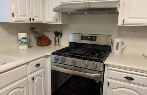Pill Hill Apartment | Pill Hill Charm: Steps from Telegraph & Downtown