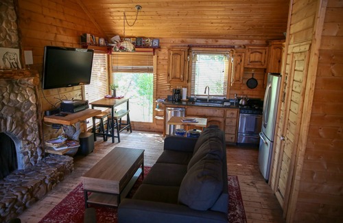 Torrey House | Pine cabin/Drk Sky/Wi-Fi/Dog Ok/Quiet