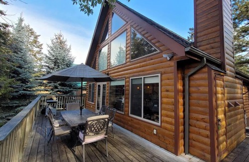 East Kootenay Apartment | Pine Cone Cabin by StayIn