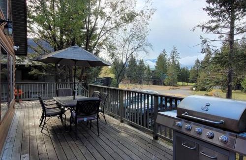 East Kootenay Apartment | Pine Cone Cabin by StayIn