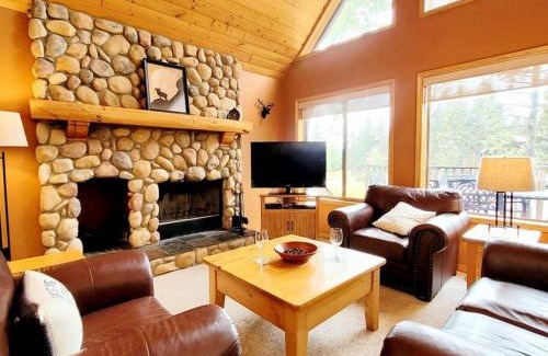 East Kootenay Apartment | Pine Cone Cabin by StayIn