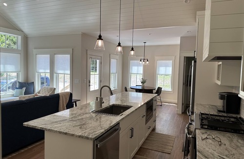 Maple City Cottage | Pine Cottage Big Glen Lake Private Access