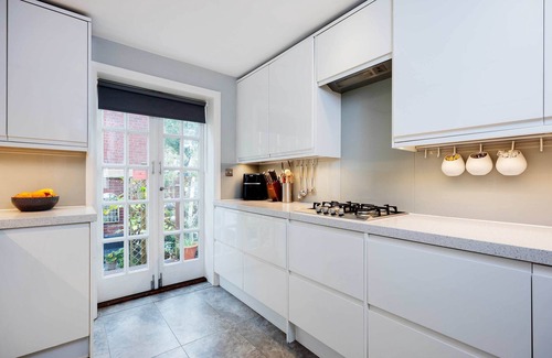 Chelsea Riverside House | Pine Glow Perfection, by Veeve