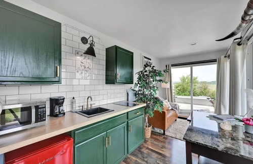 Pine Grove Apartment | Pine Grove Scenic View: Unforgettable Love Getaway