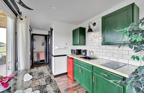 Pine Grove Apartment | Pine Grove Scenic View: Unforgettable Love Getaway