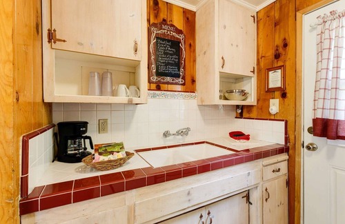Twin Peaks Hotel | Pine Rose Cottage - Studio | One Bed | ¾ Bathroom | Sleeps Two Our smallest and coziest studio cabin