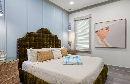 Lower Grand Lagoon House | Pineapple Paradise! 6BR 7BA beachfront house! Private Pool! Grill! Sleeps 16!