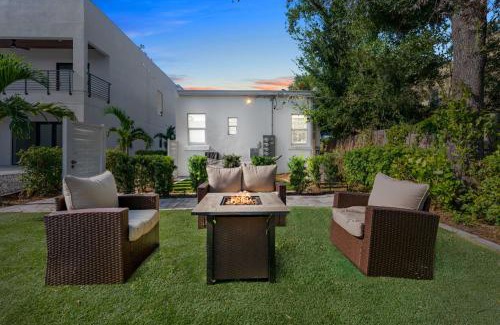 Gillespie Park Apartment | Pineapple Paradise #3 13 min to Beach Fire Pit