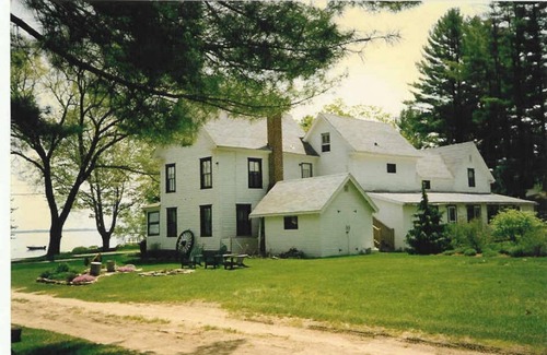 North Sebago Cottage | Pinecone Cottage-Private Beach-Pets Welcome - Round Table Lodge, Sebago, Maine