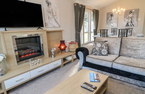Bucks Cross Cabin | PINEHURST, family friendly, with pool in Bucks Cross, Bideford