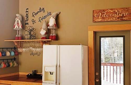 Sunburst Estates Ski Chalet | Pinetree Chalet 4-6bd/ba | LongStay=LowerRate | Stunning View | HotTub | Ski-In