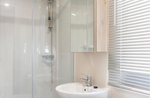 Wells-next-the-Sea Cabin | Pinewoods Park Compact sleeps 6 – no dogs