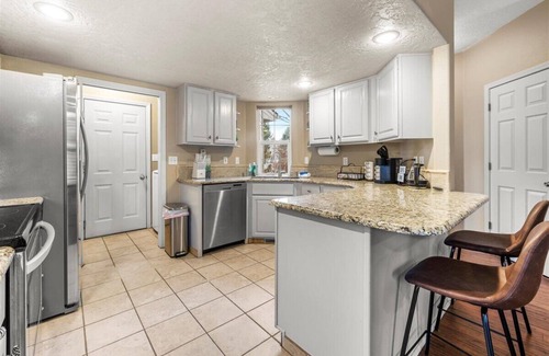 West Bench House | Ping Pong-1600ft²-Backyard-King-Parking-600Mbps