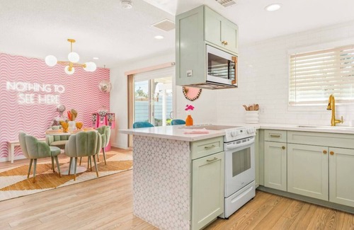 Yucca Valley House | Pink Disco: Sauna, Hot Tub, Selfie Room & Pool