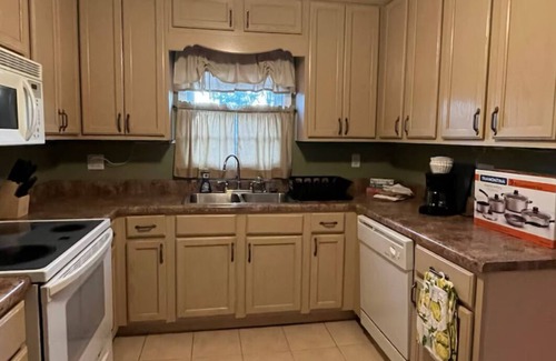 Oneonta House | Pink Door Charming 2-bedroom house with WiFi, AC in nice Oneonta, Close to Food