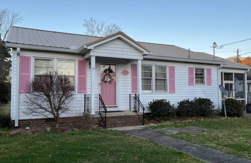 Oneonta House | Pink Door Charming 2-bedroom house with WiFi, AC in nice Oneonta, Close to Food