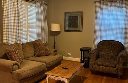 Oneonta House | Pink Door Charming 2-bedroom house with WiFi, AC in nice Oneonta, Close to Food