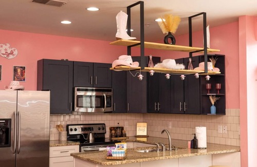 West End Condo | Pink Experience - West End Broadway & Restaurants - Newly Updated Corner Condo