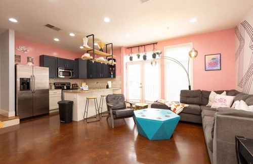 West End Condo | Pink Experience - West End Broadway & Restaurants - Newly Updated Corner Condo