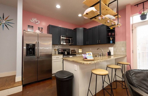 West End Condo | Pink Experience - West End Broadway & Restaurants - Newly Updated Corner Condo