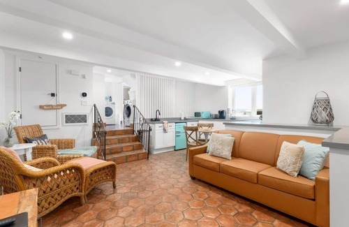 Capitola Apartment | Pink Venetian (Lower Unit)