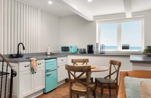 Capitola Apartment | Pink Venetian (Lower Unit)