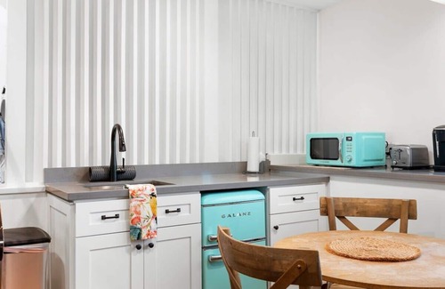 Capitola Apartment | Pink Venetian (Lower Unit)