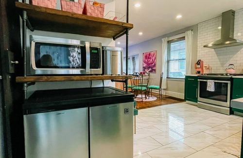 Altoona House | Pinky’s Cottage-central location,fullnKitchen, fun theme!