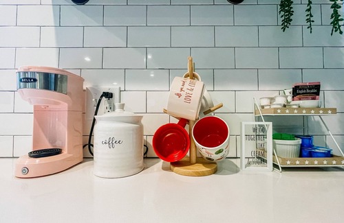 Altoona House | Pinky’s Cottage-central location,fullnKitchen, fun theme!