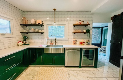 Altoona House | Pinky’s Cottage-central location,fullnKitchen, fun theme!