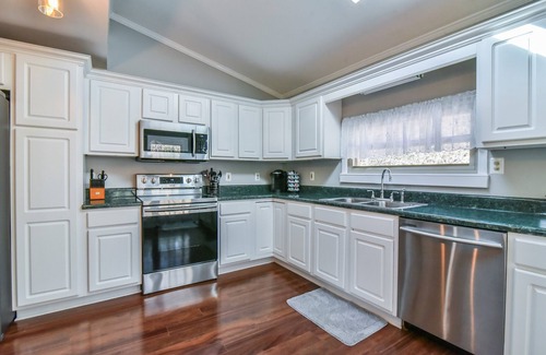 Skyland House | Pinners Compound- 4 BR hot tub fire pit