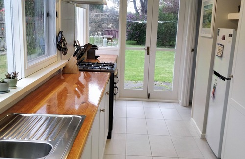 Port Fairy Cottage | Pips on Bank - Charming, Historic Cottage Accommodation