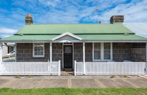 Port Fairy Cottage | Pips on Bank - Charming, Historic Cottage Accommodation