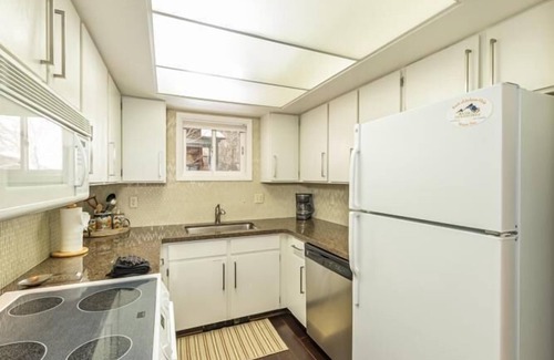 Jackson Condo | Pitchfork 456: Town of Jackson- Renovated- Walk to Town Square