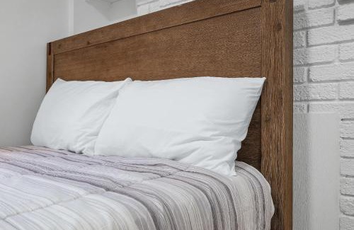 Shadyside House | Pittsburgh Shadyside 1E Bright and Modern Private Bedroom with Shared Bathroom