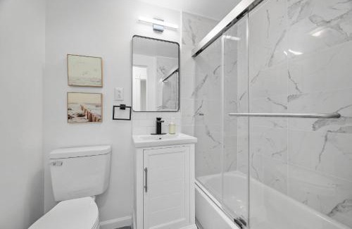 Shadyside House | Pittsburgh Shadyside 1E Bright and Modern Private Bedroom with Shared Bathroom