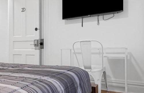 Shadyside House | Pittsburgh Shadyside 2D Modern and Stylish Private Bedroom with Shared Bathroom