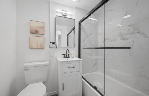 Shadyside House | Pittsburgh Shadyside 2D Modern and Stylish Private Bedroom with Shared Bathroom