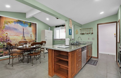 Southwest Anaheim House | Pixar Pier: Heated Pool, Arcade, Golf, and More!+