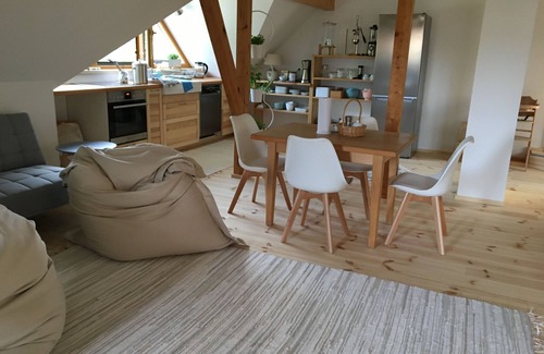 Schnabelwaid Apartment | Play of light in the green - modern tranquillity