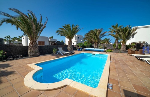 Montana Roja Villa | Playa Blanca Private Pool & Air Conditioning with separate Annexe available.