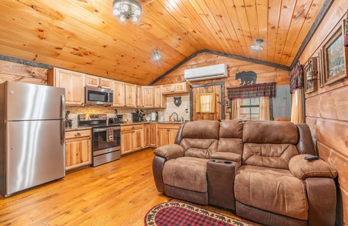 Gatlinburg - Pigeon Forge House | Playing Hooky - Couple's Retreat - Peaceful Woodland Paradise, Hot Tub, Pet Friendly