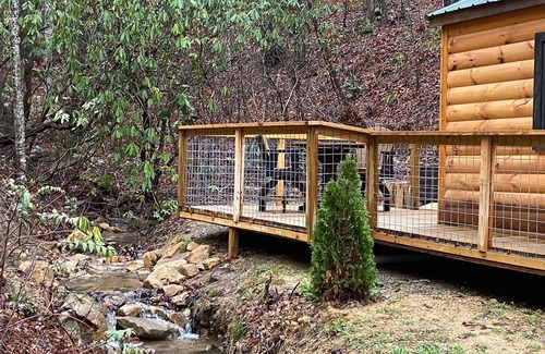 Gatlinburg - Pigeon Forge House | Playing Hooky - Couple's Retreat - Peaceful Woodland Paradise, Hot Tub, Pet Friendly