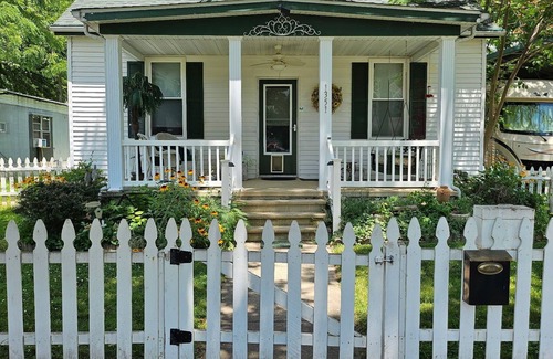 Carlyle House | Pleasant 2-bedroom 2-bath house with AC in Carlyle