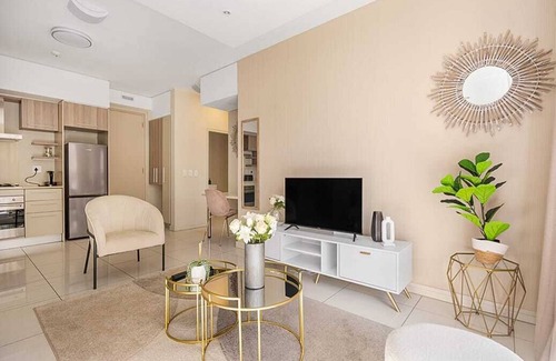 Greater Johannesburg Metropolitan Area Apartment | Pleasant 2-bedroom apartment with WiFi in Rosebank