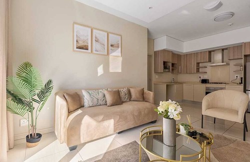 Greater Johannesburg Metropolitan Area Apartment | Pleasant 2-bedroom apartment with WiFi in Rosebank
